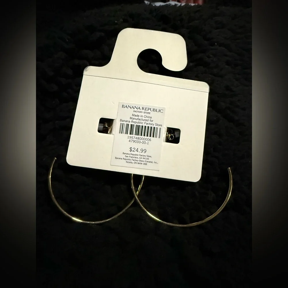 Banana Republic XOXO Gold Tone Hoop Fashion Earrings NWT - Picture 3 of 3